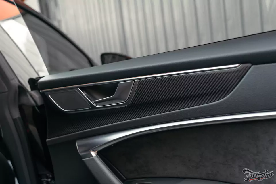 Классический карбон под матовым лаком в салоне Audi A7 и комплекс детейлинг-услуг